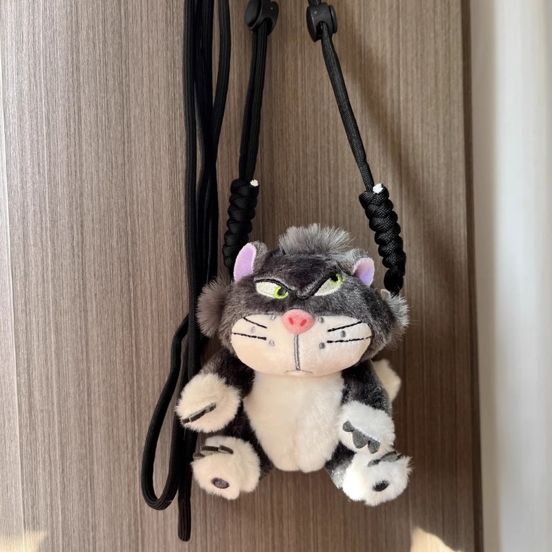 ルシファーの猫の漫画の携帯電話のバッククリップのひものぬいぐるみのペンダントの殻の斜めのショルダーはチェーンにまたがって車をかけることができます。|undefined