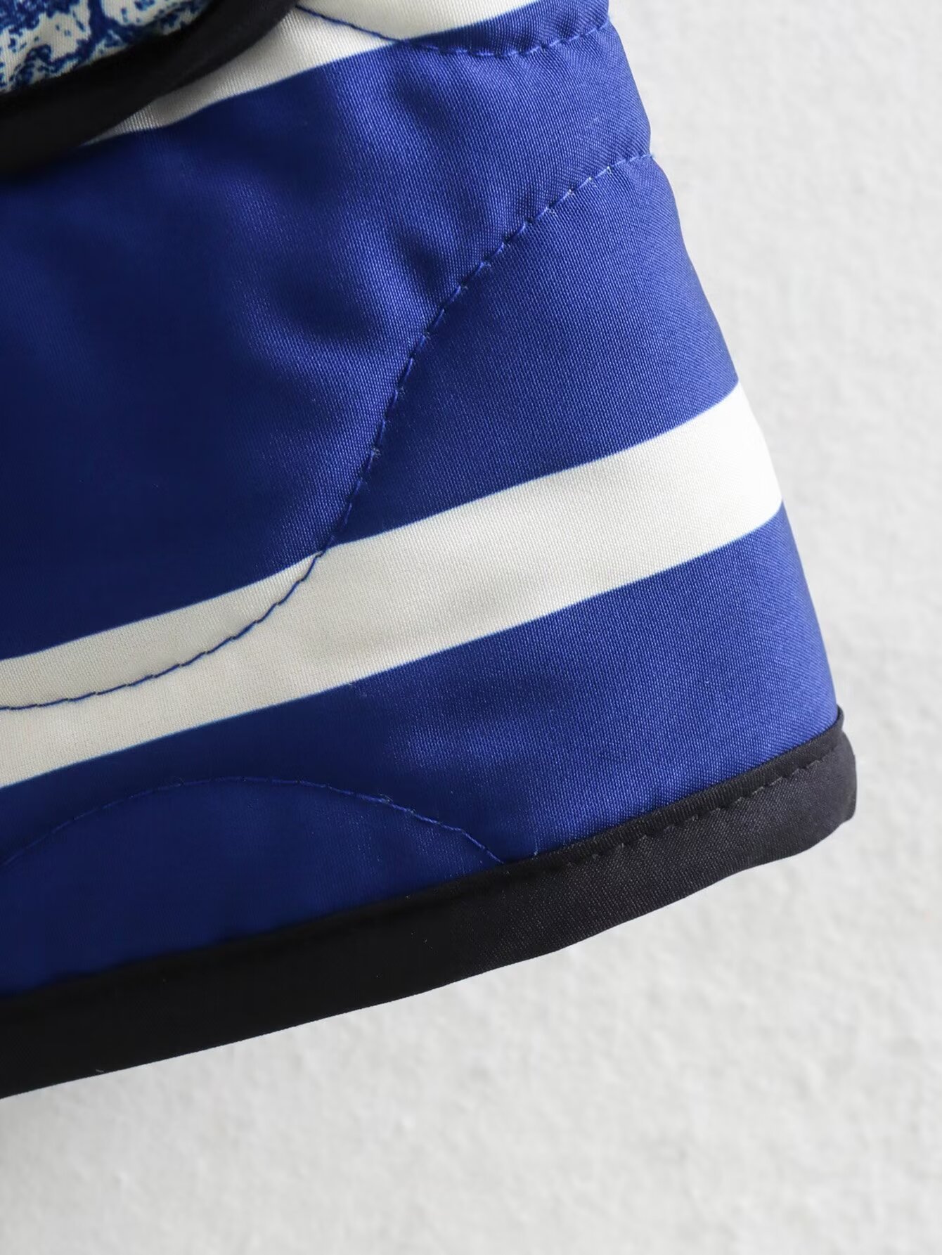 Neue Damenbekleidungskollektion Herbst 2023: Dreifarbige, gestreifte, dekorativ bedruckte, gesteppte, warme Baumwolljacke_voghion.com