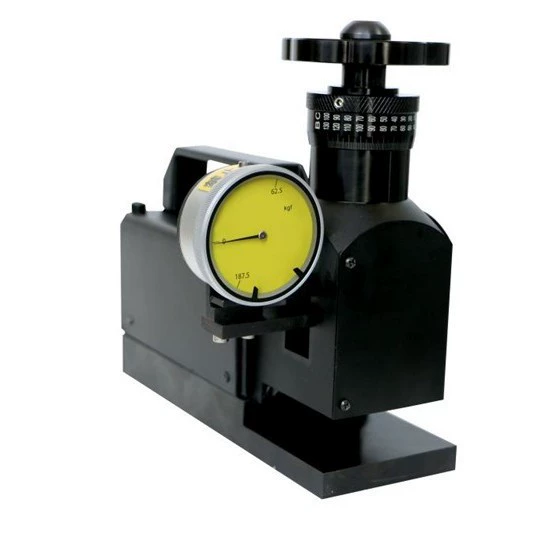 Портативный магнитный тестер твердости по Бринеллю использует принцип чистого Бринелля для адсорбции на гигантских трубопроводных фитингах для измерения твердости.