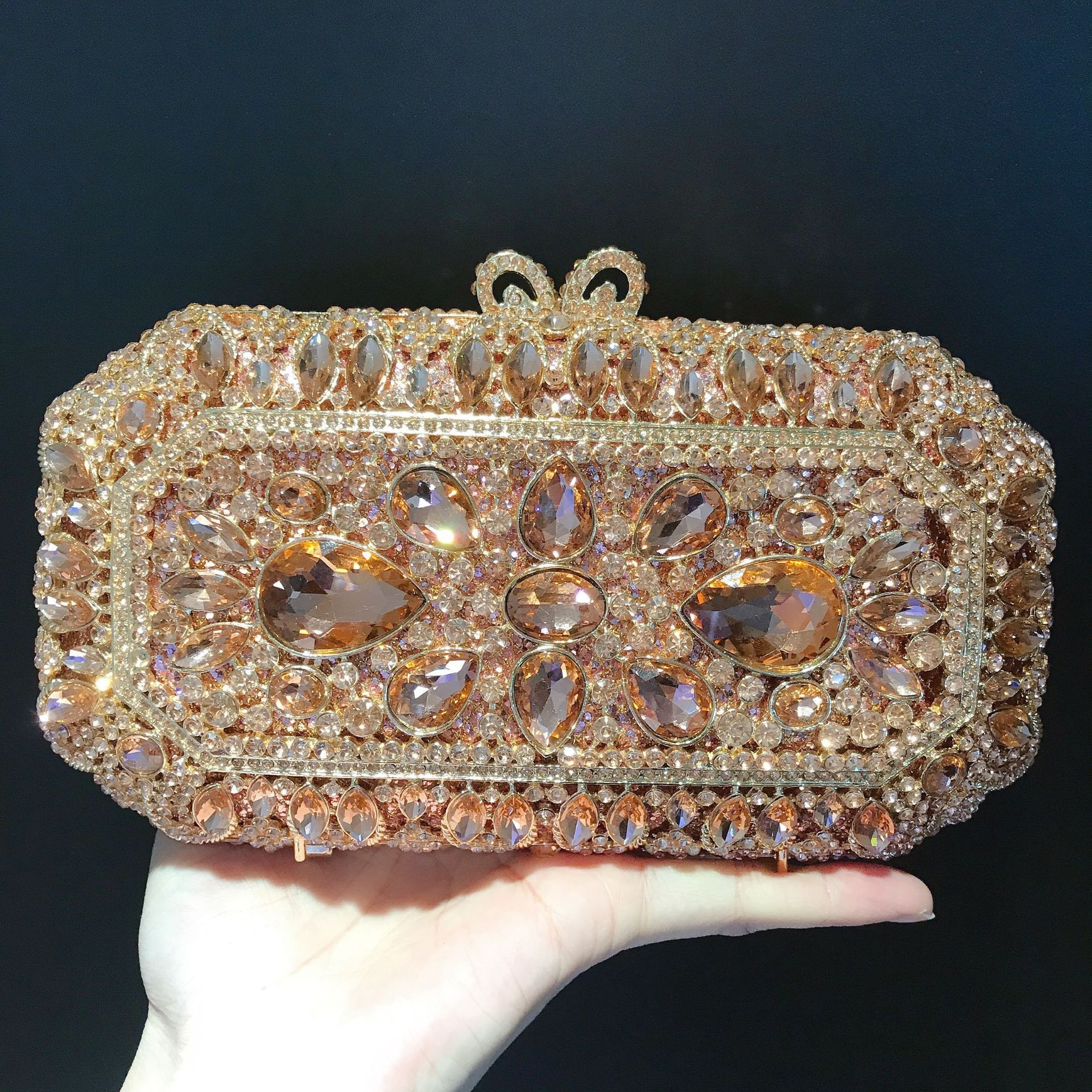 * Bolsa de cena con diamantes transfronterizos metal hueco bolsa de mano de diamantes de colores bolsa de noche de mujeres europeas y americanas