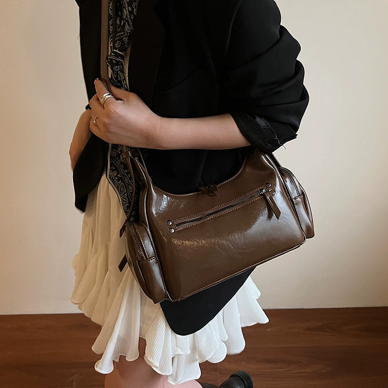 Fashionable capacious one-shoulder bag