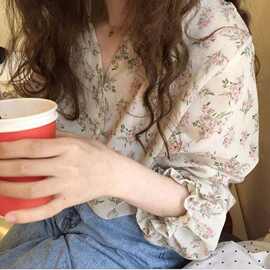 白枕鹤清新美腻少女感~韩国年春碎花印花气质简约领喇叭袖雪纺