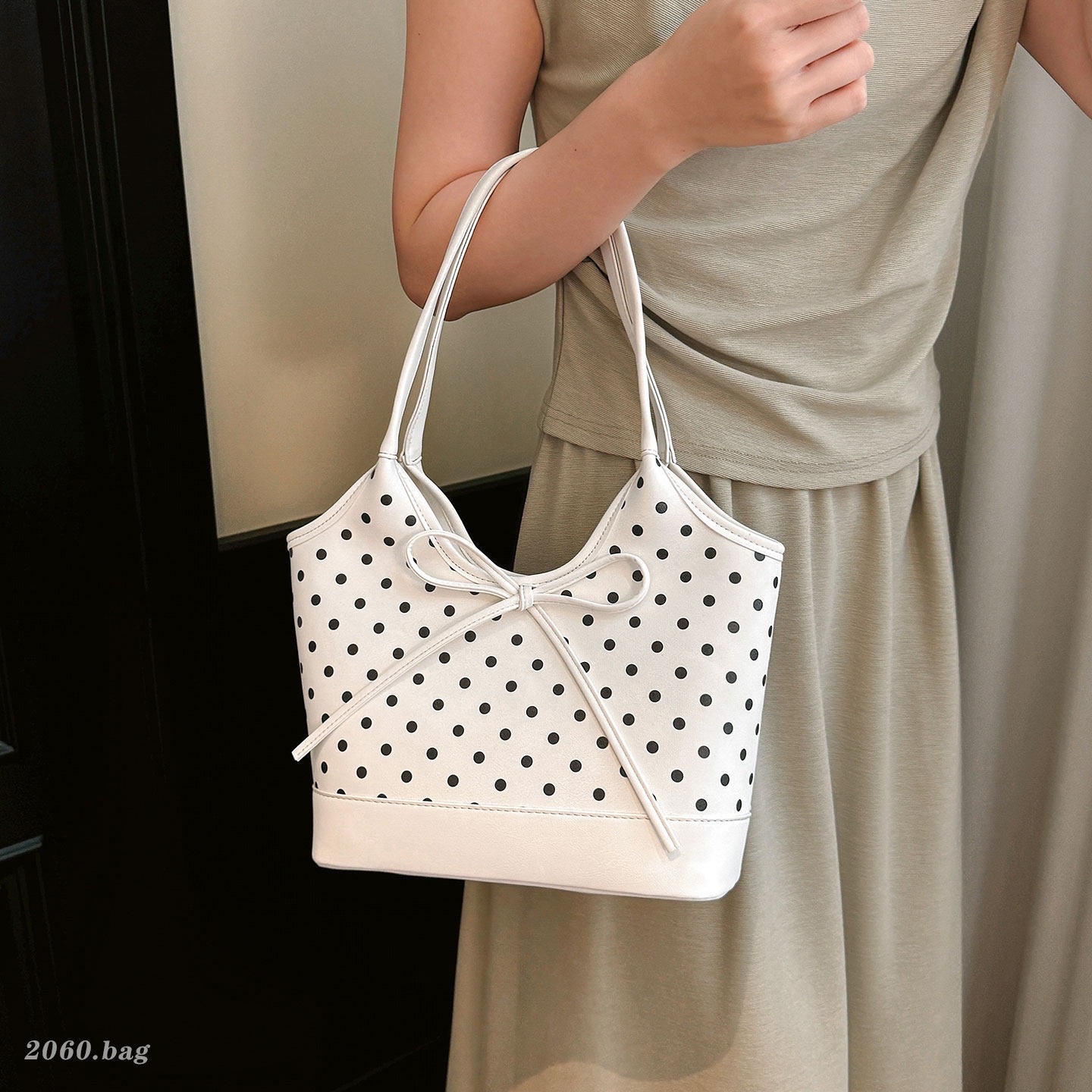 Bolso de viaje de punto de onda versátil simple 2026 bolso de cubo de moda nuevo tipo de hombro casual de mujer suave verano