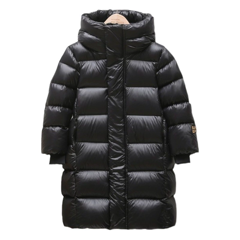 Черный золотой ребенок с длинными коленями