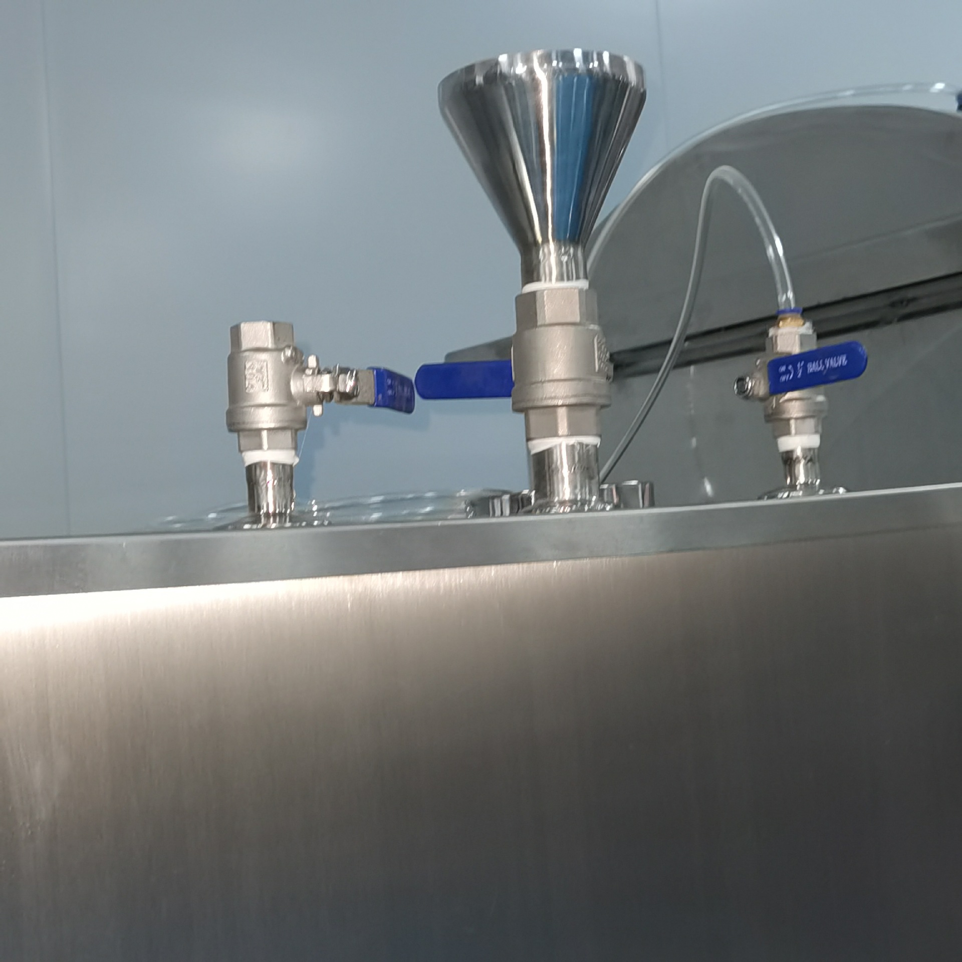 ����ַ����ϻ��������Ͻ����豸��ĩ���ϻ�����Զ���е