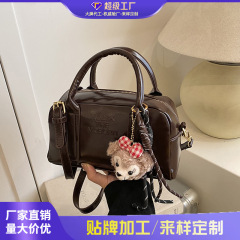 外単韓国版はボーリングバッグを持っています。女性2025新型レトロカジュアルファッションシングル肩の質感は斜めに枕を掛けます。