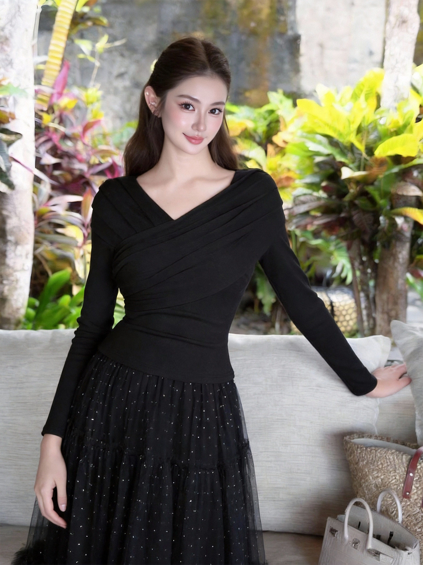 Đầm suông nữ midi cổ V xếp ly che bụng, họa tiết chấm bi, tay phồng lưới — đen