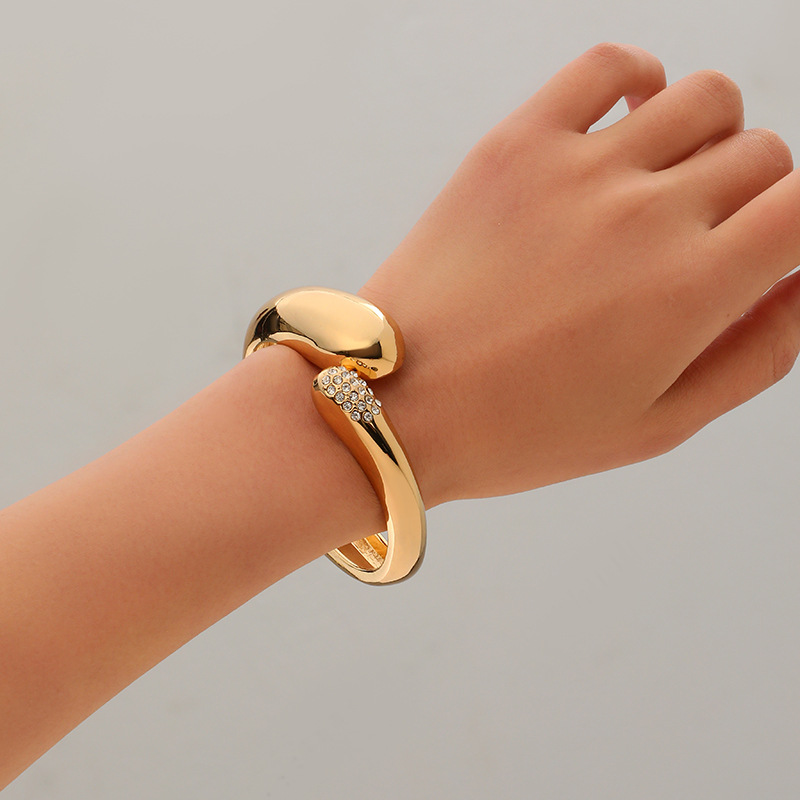 Joyería popular transfronteriza europea y americana, simple y moderna, pulsera de metal hueca de borde ancho, única y llamativa.