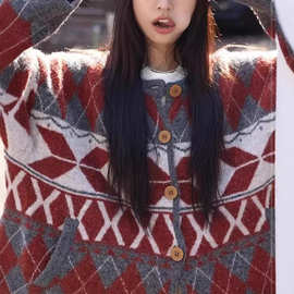 北欧风菱形格提花宽松毛衣开衫樱桃成诗W5539