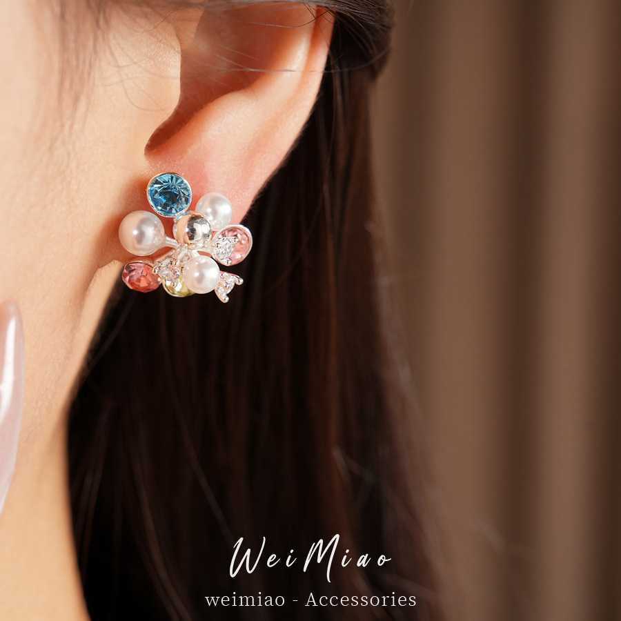 Agujas de plata con diamantes de zircón floral perla perlas pendientes de color pequeño temperamento fresco pendientes ligeros de lujo alta sensación auriculares al por mayor