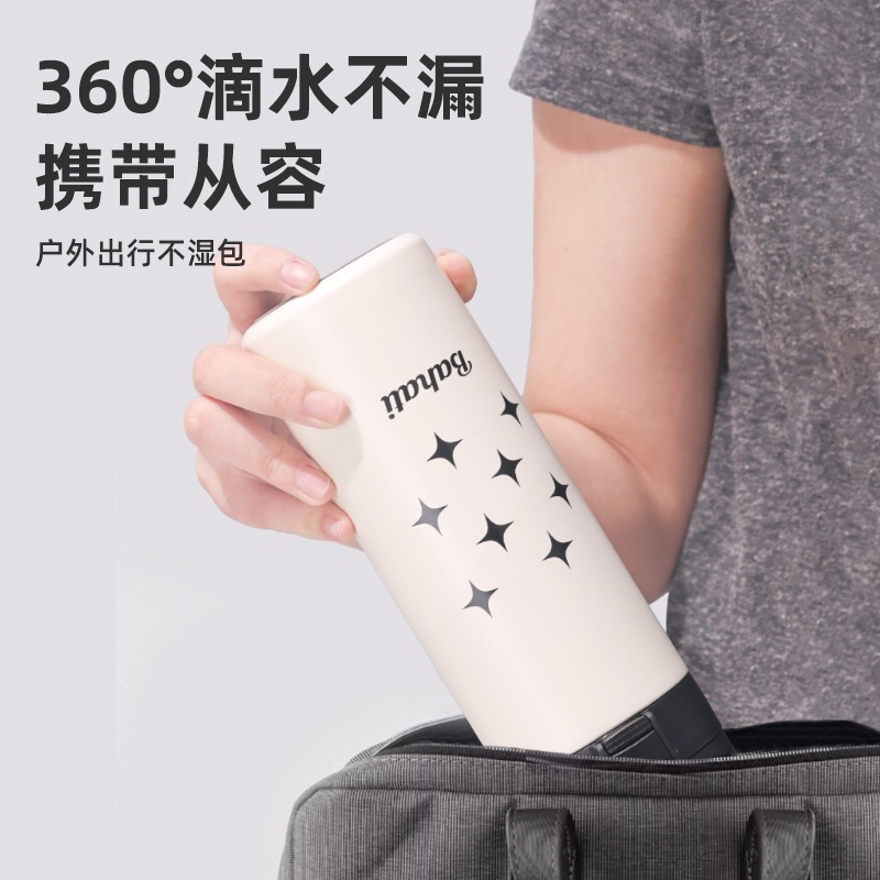 Una botón cubierta de resorte 316 taza de aislamiento de acero inoxidable portátil al aire libre doble cubierta de resorte taza de paja simple taza de agua de chicas mayorista