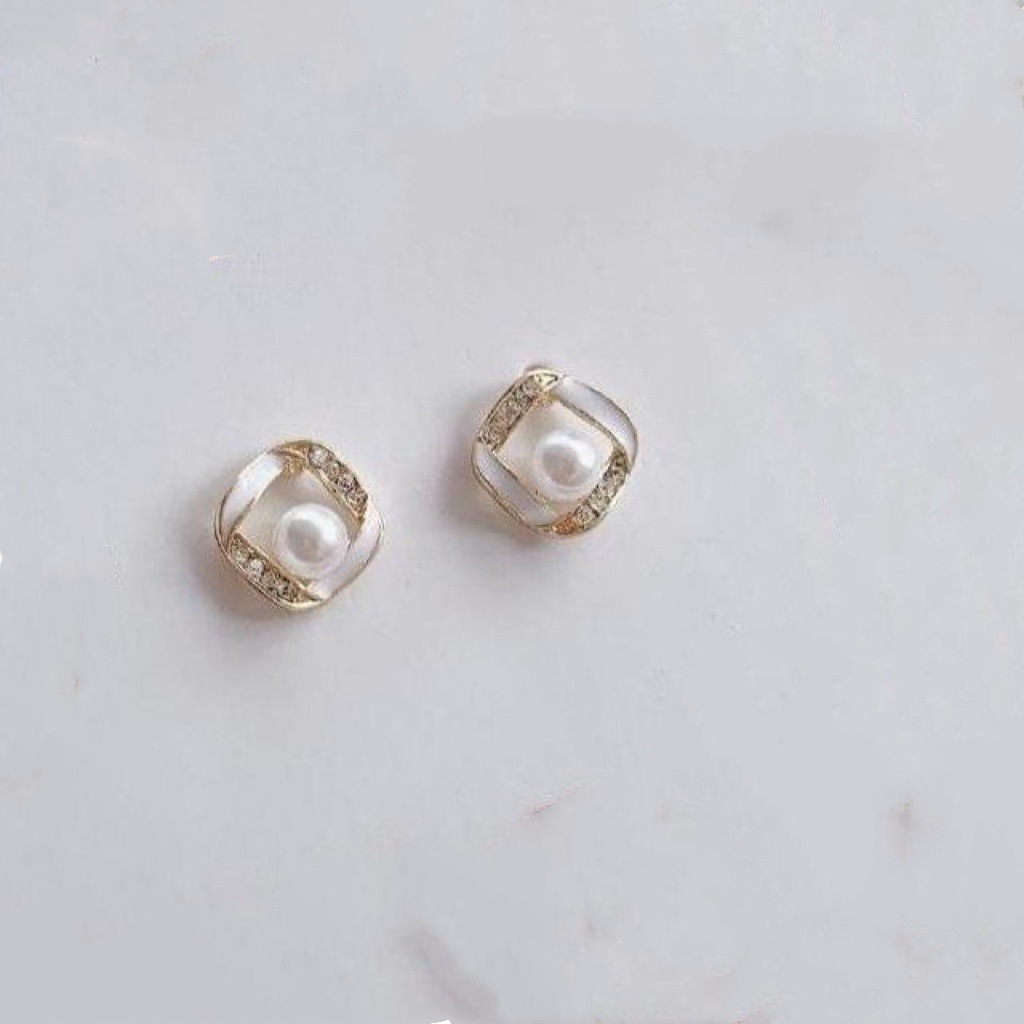 Twisted Hollow Pearl Earrings 2