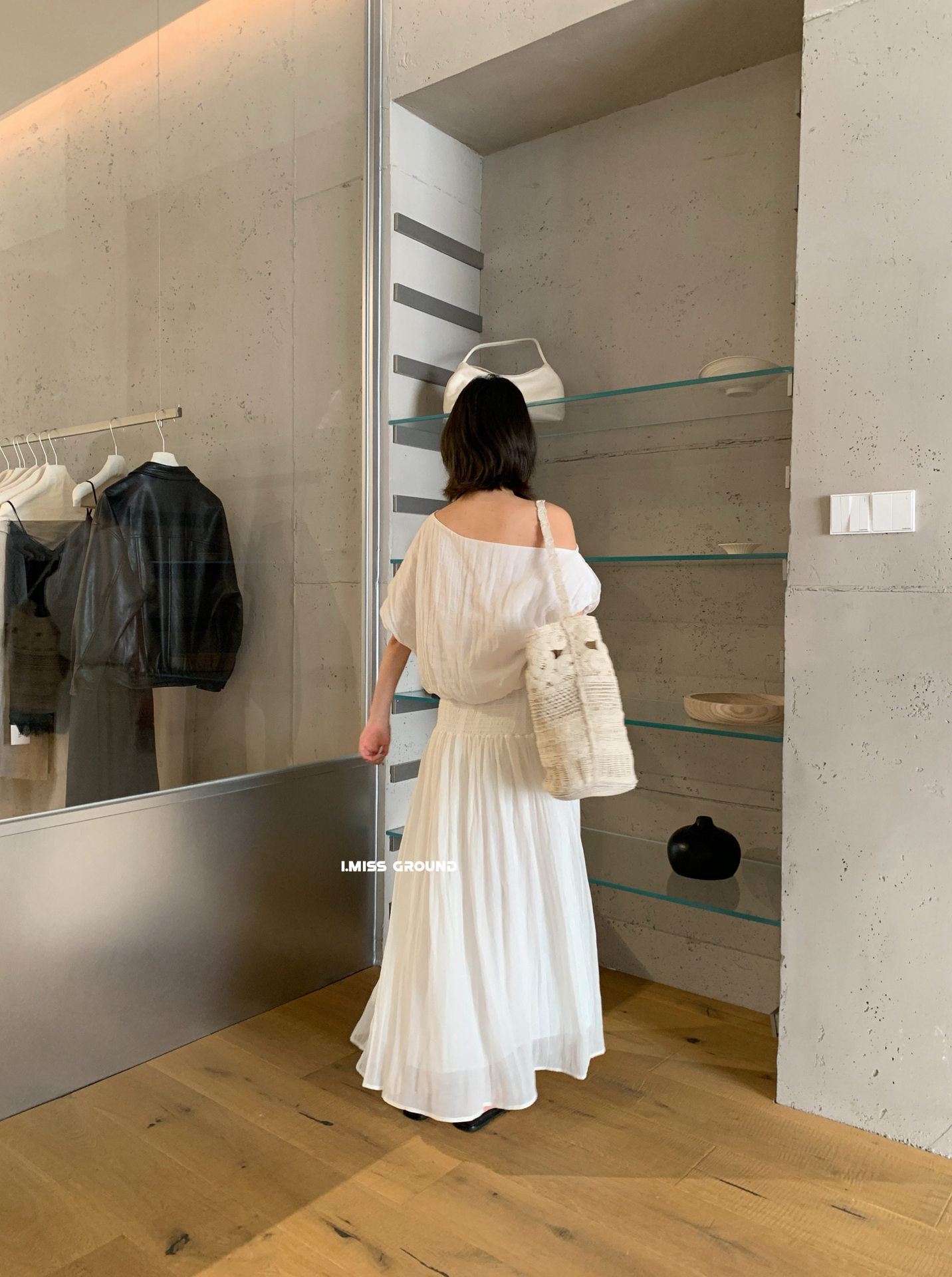 Bộ áo sơ mi lệch vai ngắn tay kết hợp chân váy xếp ly nữ tính phong cách Hàn Quốc — Áo sơ mi trắng, Áo sơ mi hồng cam, Chân váy hồng cam, Trắng nửa váy chi tiết 27