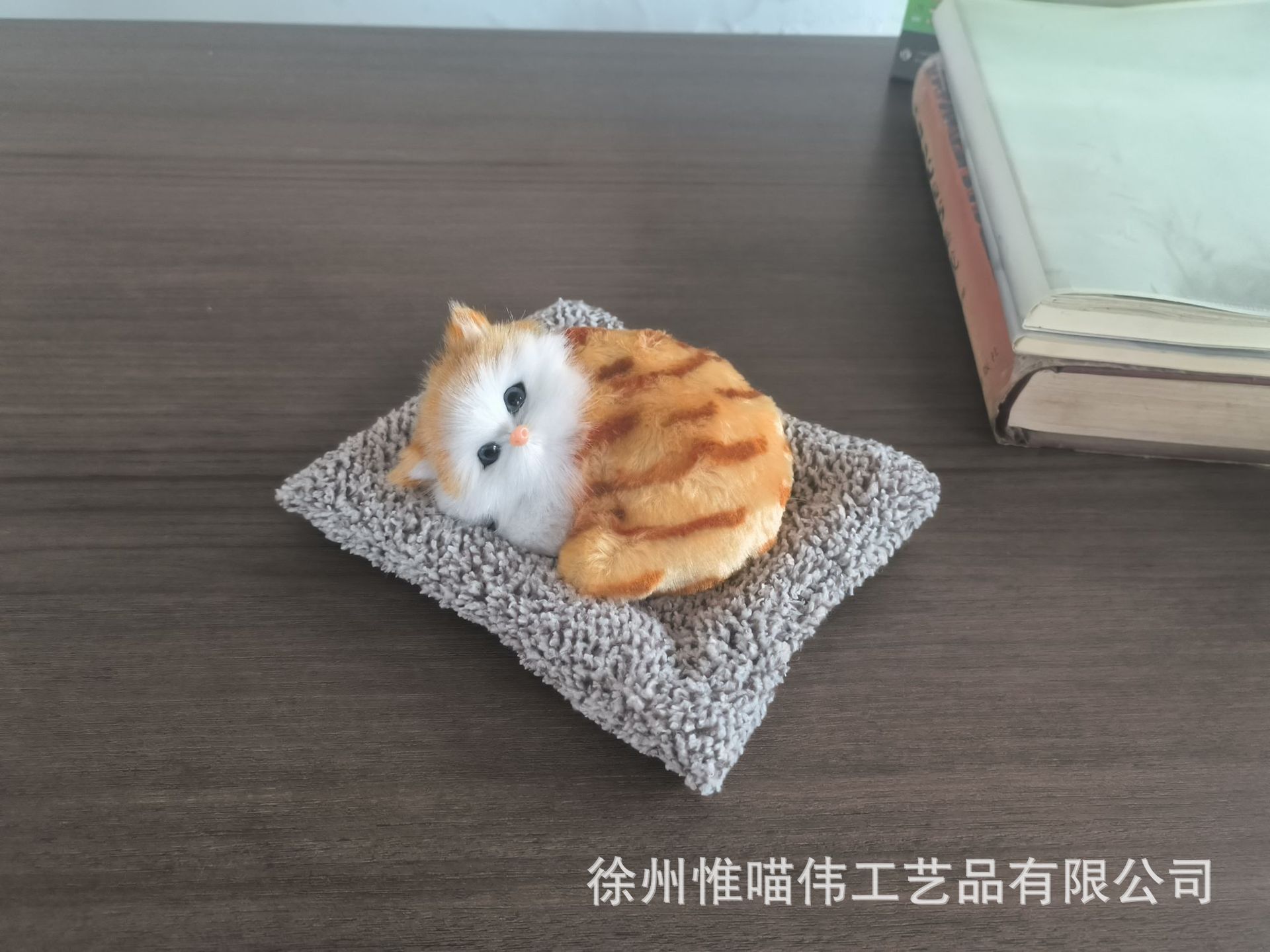 Nuevos adornos interiores de automóviles adornos de carbón activado simulación de gato decoración de consola de automóvil dormido gato mini juguete