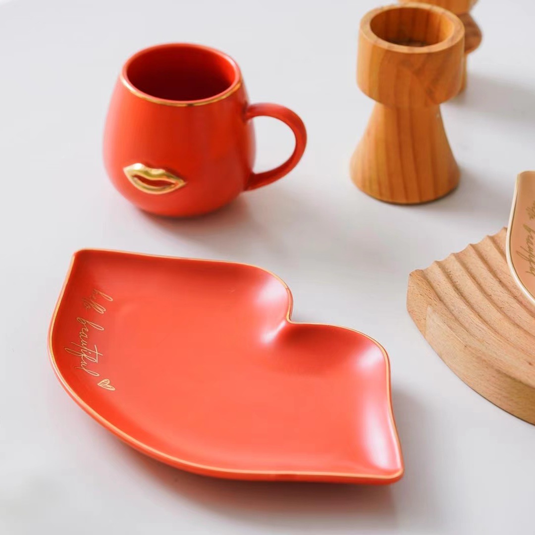 Nórdico té de la tarde taza de café y plato conjunto de regalos personales con cuchara de oro dibujado dulces taza de agua de cerámica taza de marca