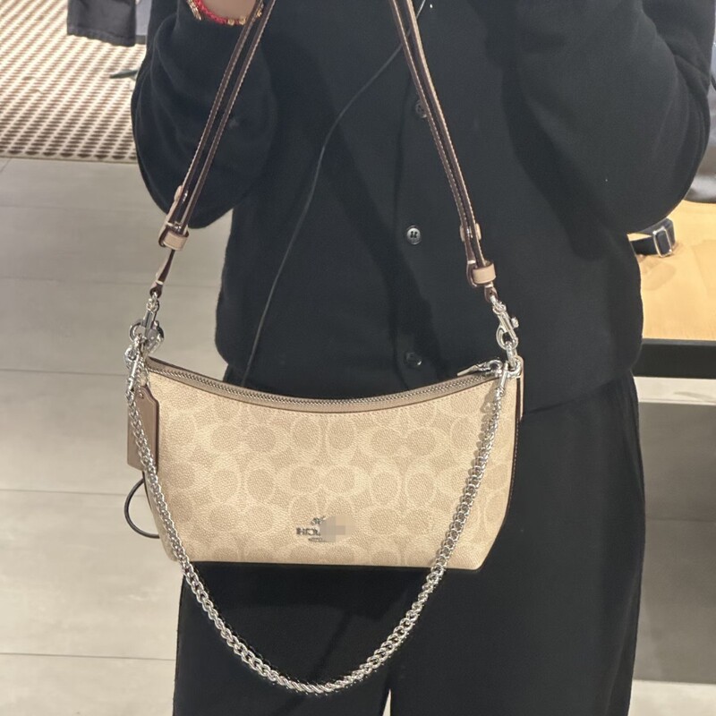 Kou C's 2026 new Caitlin 24 underarm bag, a trendy and popular design featuring a classic monogram pattern, a chain strap, and a shoulder strap, designed for women