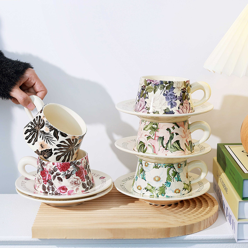 Juego de tazas y platillos de café personalizado Taza de flores pintada a mano de cerámica Taza de alto valor Té de la tarde Taza con leche Plato