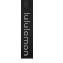 現物lulu同一タイプのカバンには、キーホルダーのストラップがついています。
