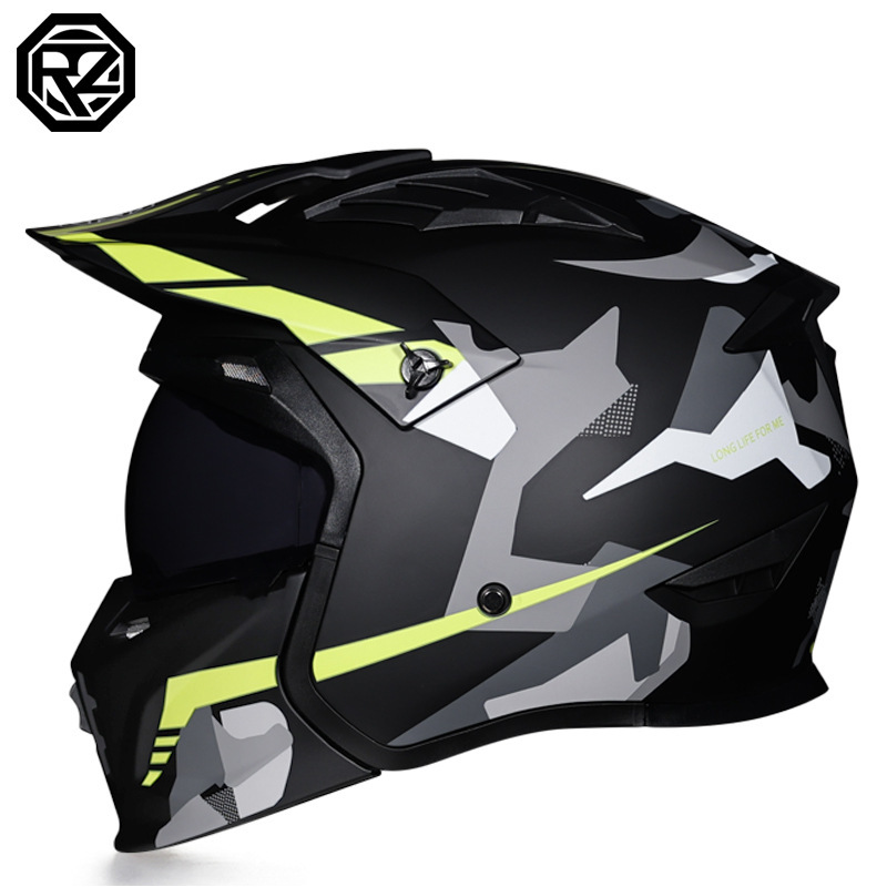 차 거울이 있는 검정색과 노란색의 저류