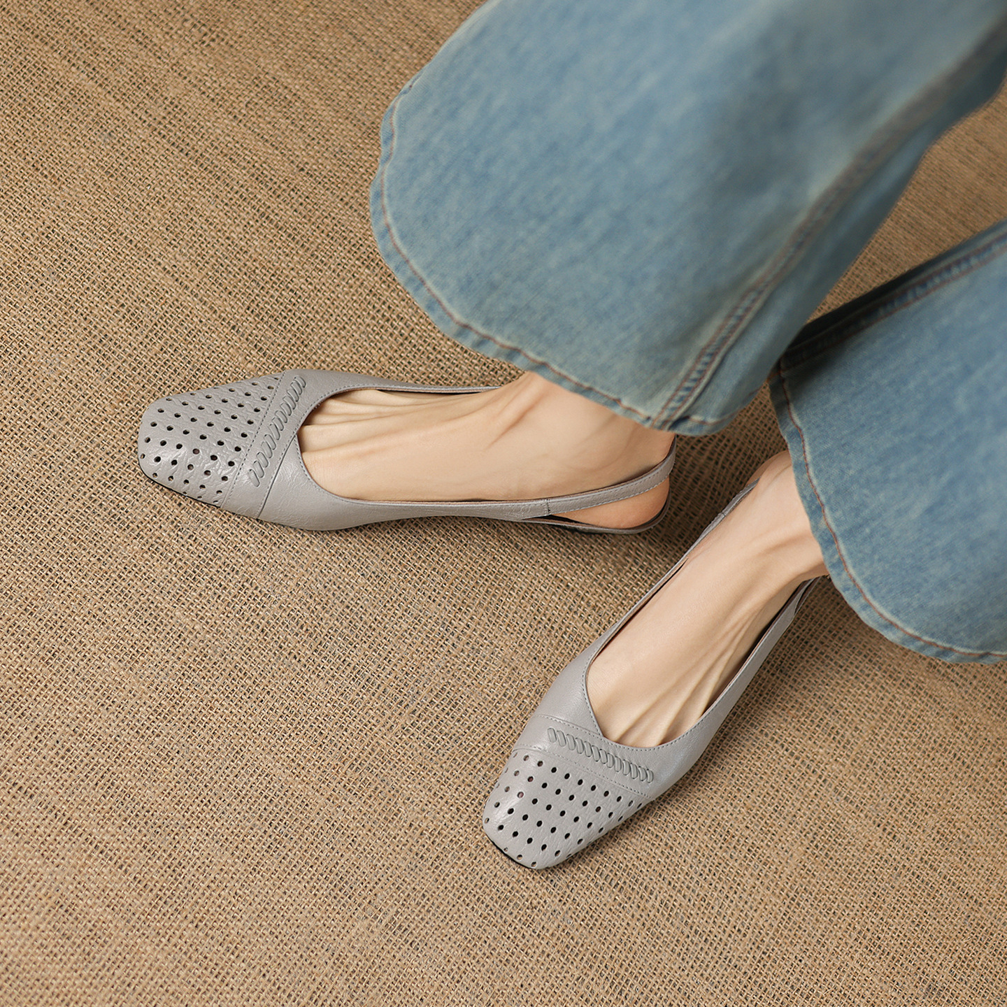 Sandal nữ gót thấp 3.5 cm mũi kín quai ngang khóa một chữ — Sương mù xanh