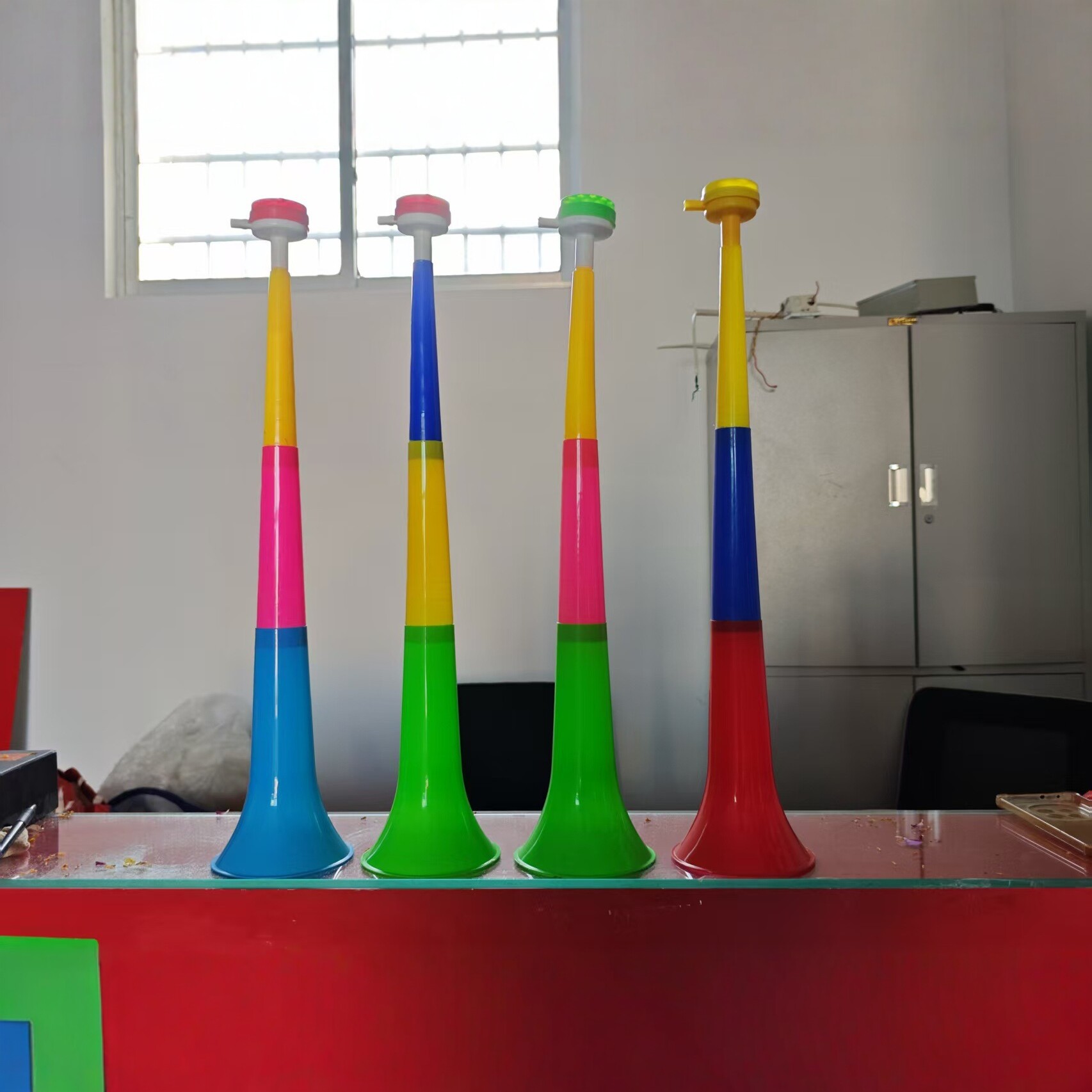 Tres secciones de plástico retráctil soplando gran trompeta juegos de fanáticos gritan juguetes para animar a los fabricantes de fiestas del templo al por mayor