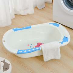 卸売りの新入生の赤ちゃんは風呂に入ります。赤ちゃんは風呂に入ります。