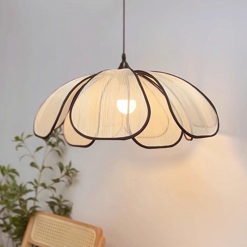 Lámpara de pétalos de estilo medieval de arte crema de viento lámpara de comedor de tela francesa lámpara de dormitorio lámpara de habitación de niños
