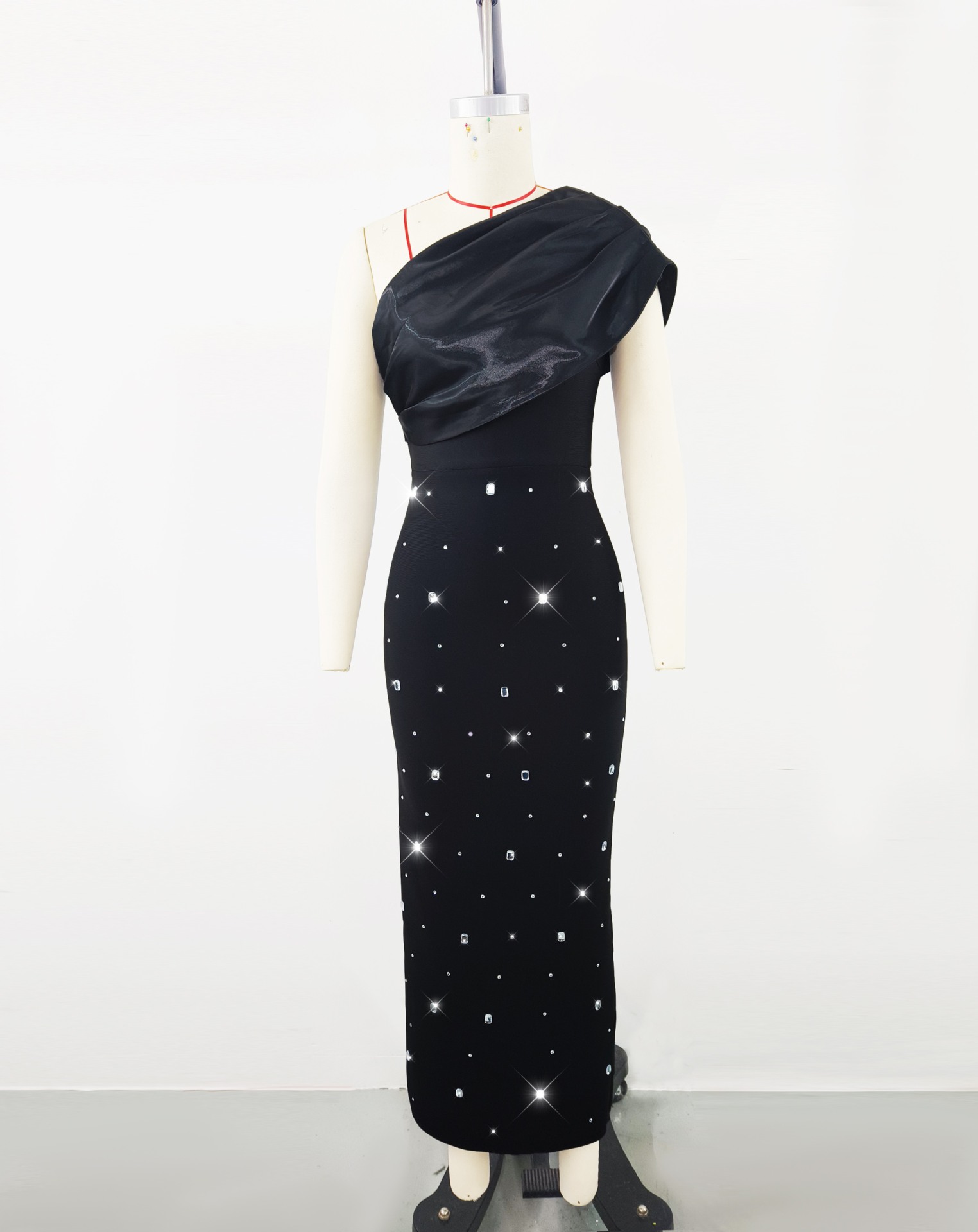 Vestido de mujer de comercio exterior europeo y americano vestido de hombro oblicuo negro banquete temperamento femenino brillante vestido de vendaje de diamantes calientes fábrica