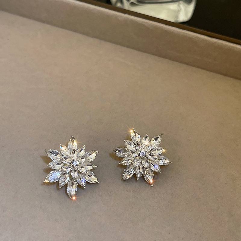 Sparkling Diamond Flower Stud Earrings For Women Elegant Design_voghion.com