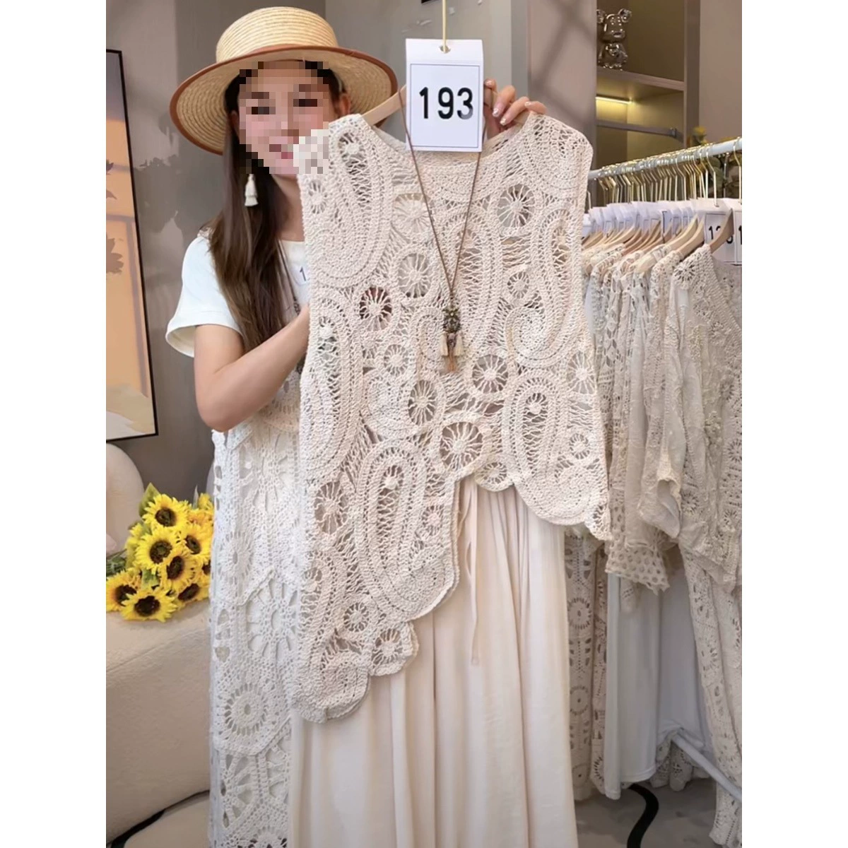 Черный шикарный полый сплошной жилет крючка для женщин 2025 Новый французский маленький без рукавов топ