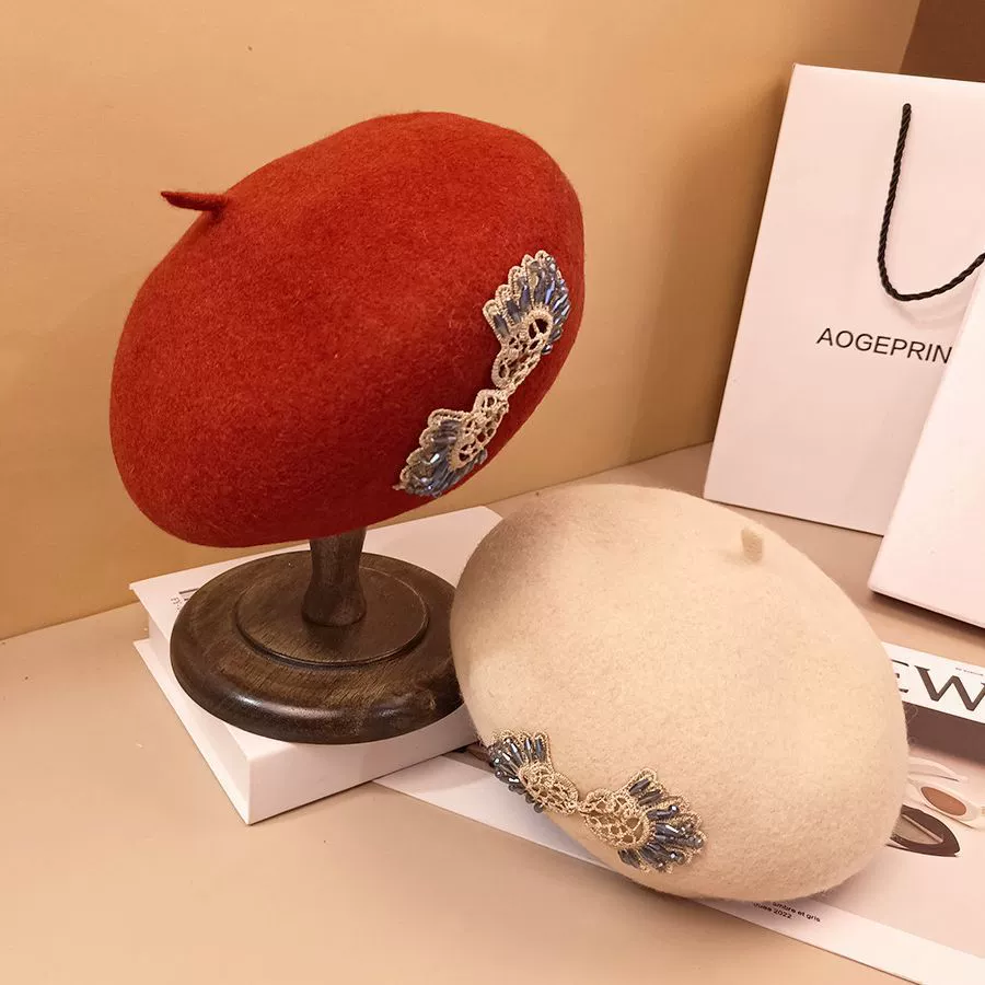 Demi-season cap with bow, retro beret