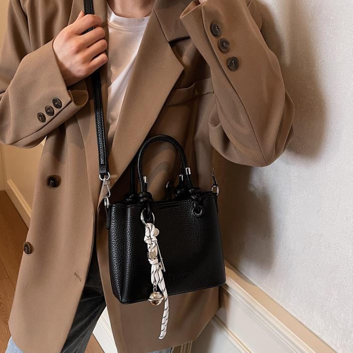 Simple bolso de cubo de mano extranjero 2025 nuevo bolso de mujer, bolso de hombro casual, sensación de alto nivel, bolso de mochila super caliente