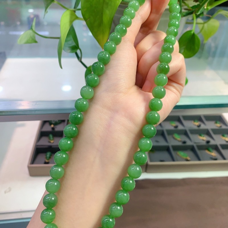 收藏级天然新疆和田玉俄料碧玉9.5mm 圆珠项链冰润果绿阳绿无黑点|undefined