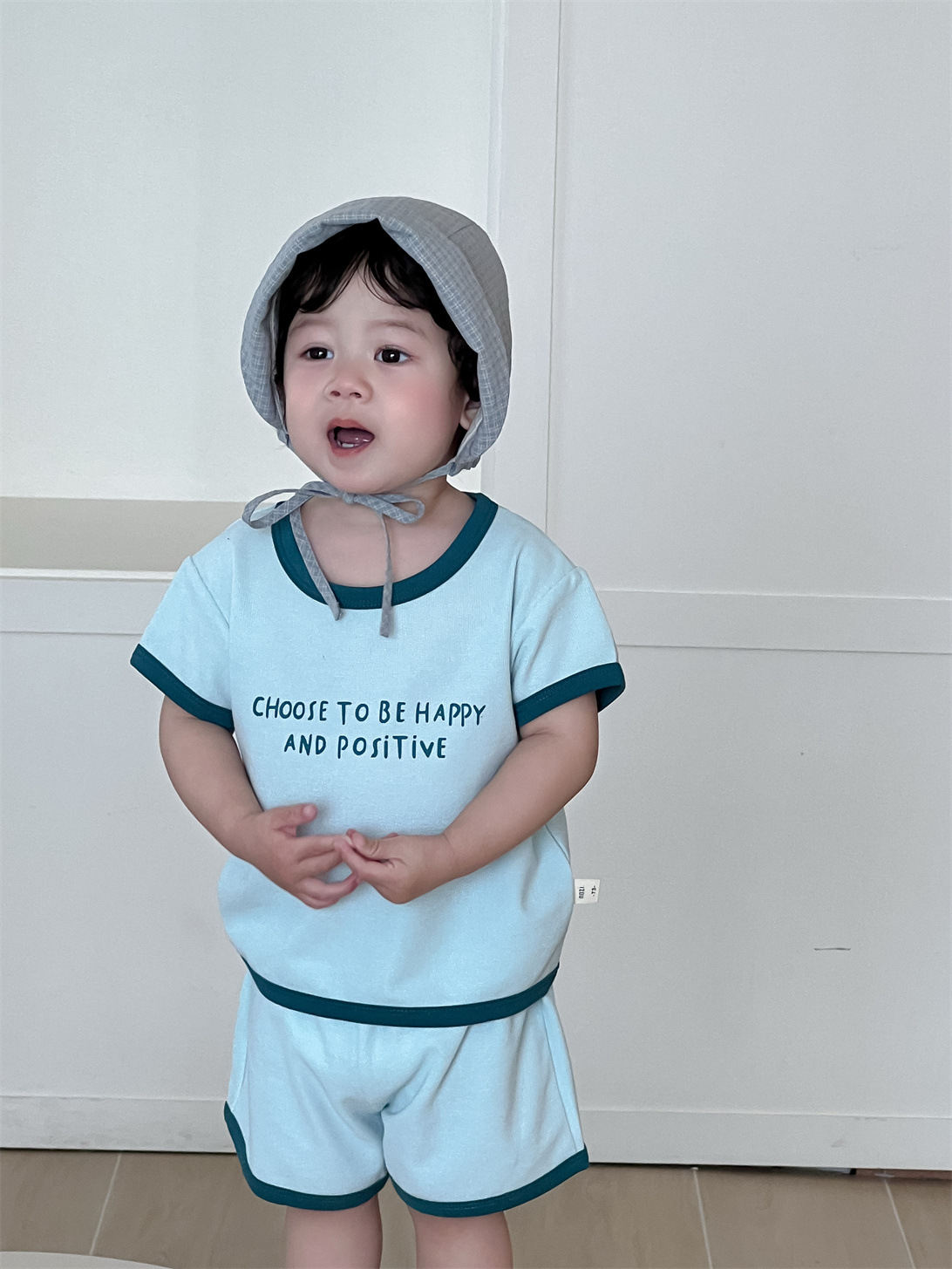Traje de pantalones cortos de manga corta con letras para niños ropa fina de verano ropa para niños coreanos 2025 verano nueva ropa para bebés estilo de verano