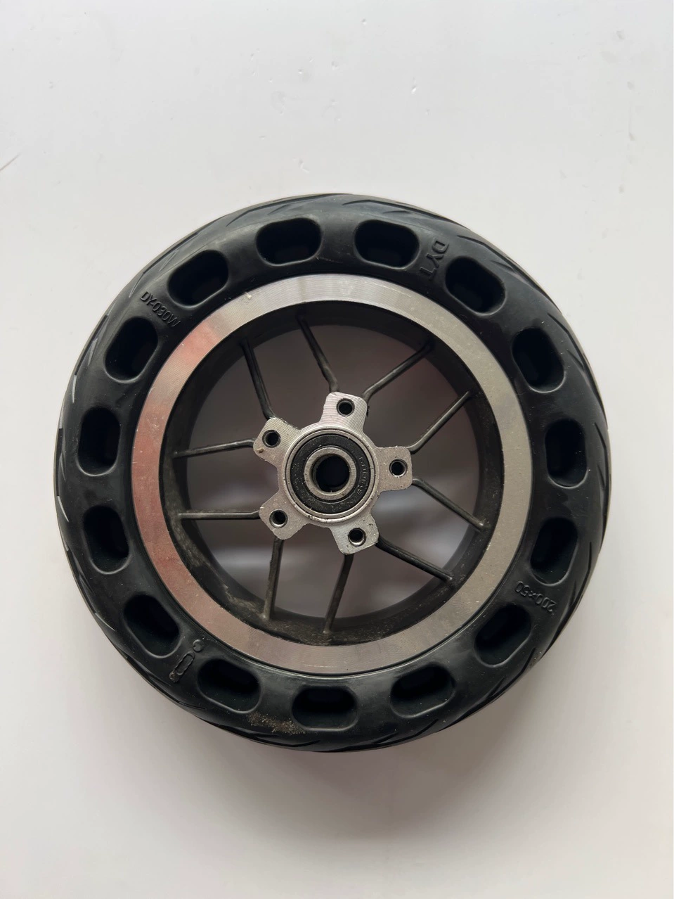 Сотовая шина 200х50 со ступицей дискового тормоза