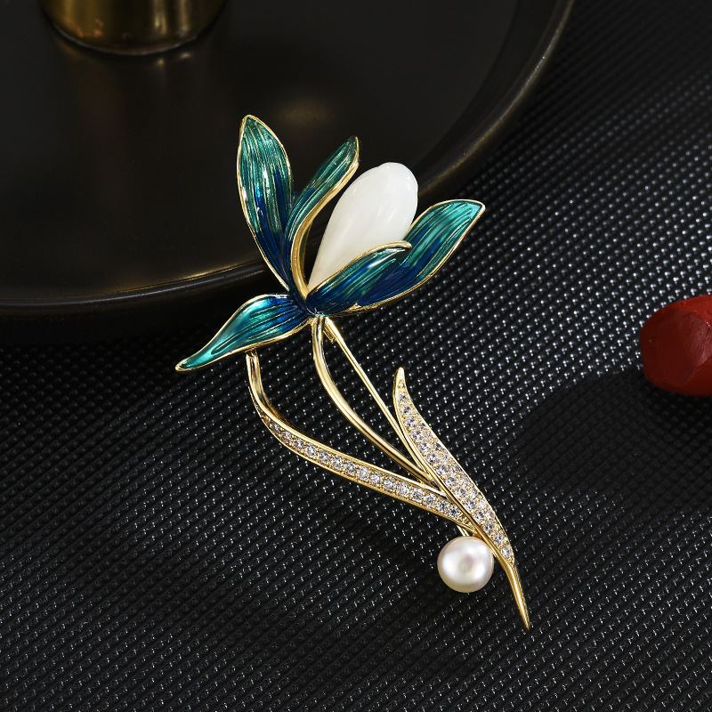 New elegant luxury Hetian jade brooch high-end Pearl Magnolia corsage clothing accessories elegant elegant pin