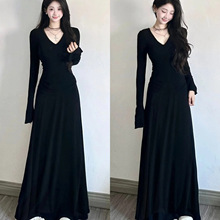 黑色针织长袖连衣裙女秋冬季巨好看v领修身风衣内搭长款包臀裙子