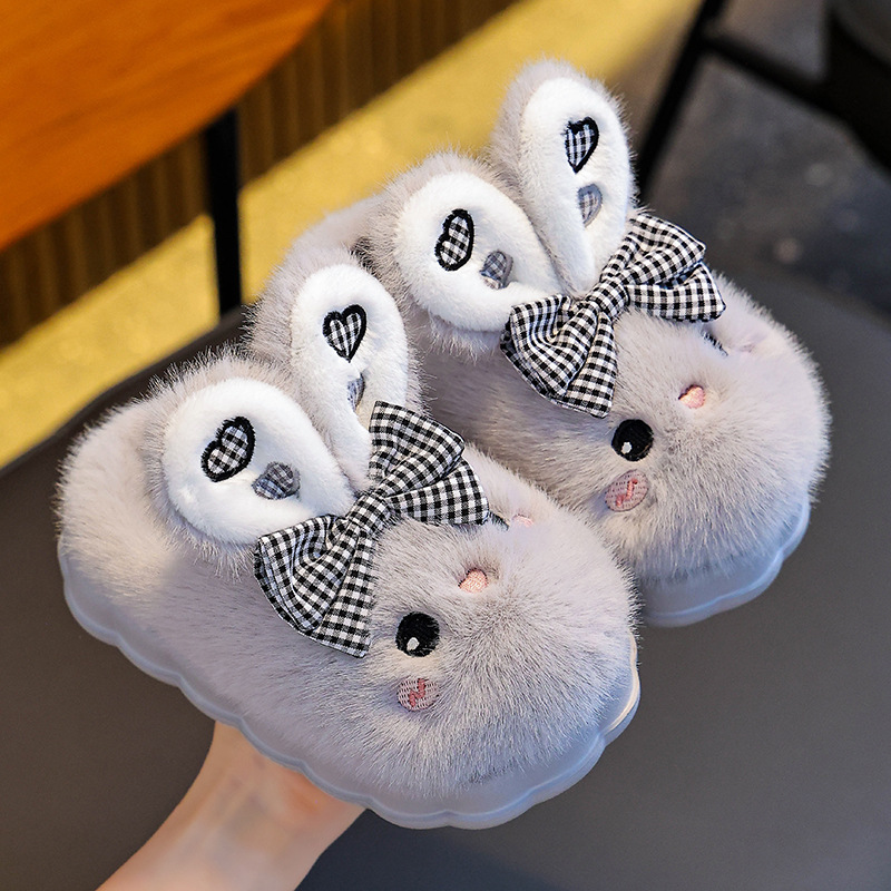 Zapatillas de algodón para niños, niños y niñas, invierno 2025, nuevo tipo de sensación de pisar excrementos antideslizante, cálido y peluche, lindas zapatillas de algodón para bebés