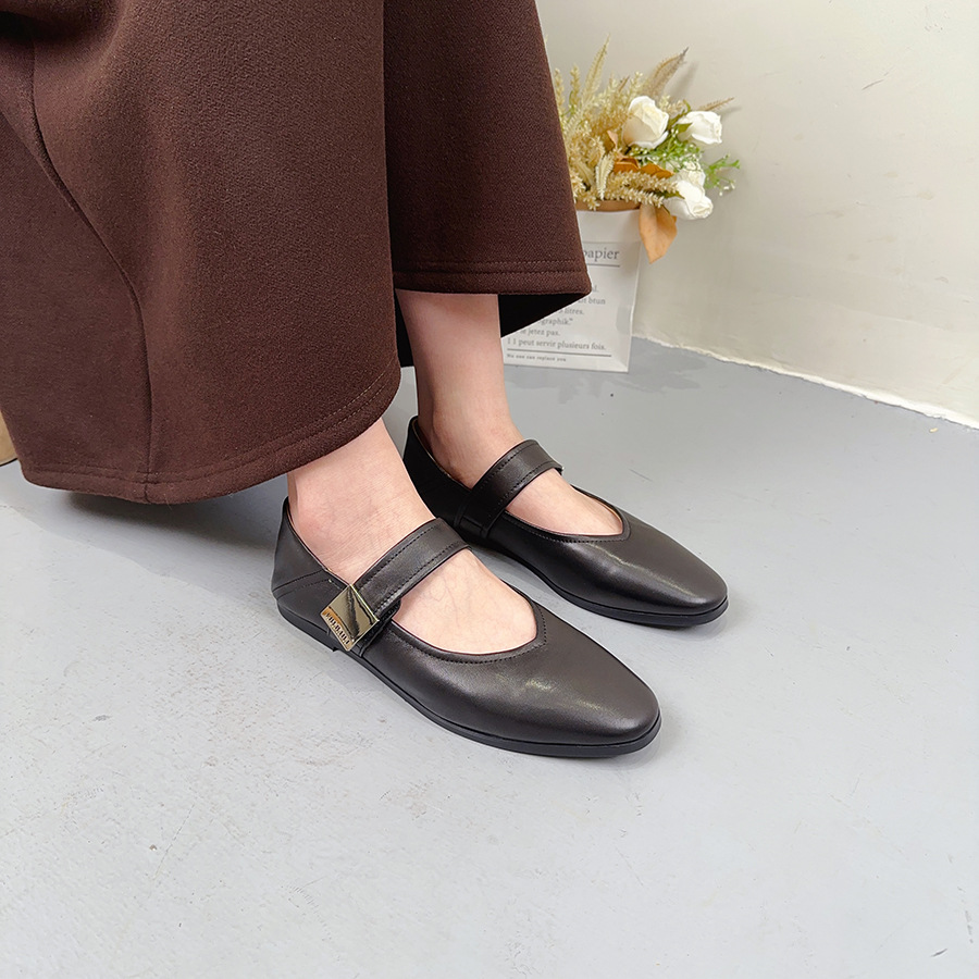 Solid color low shoes low-cut with a strap