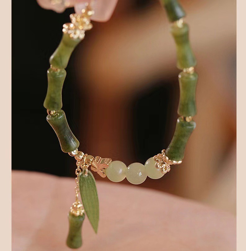 A retro Chinese-style olive jade bamboo joint bracelet for women, with a unique design and simple charm. A new Chinese-style Hetian jade bracelet for women, 253 Item Picture