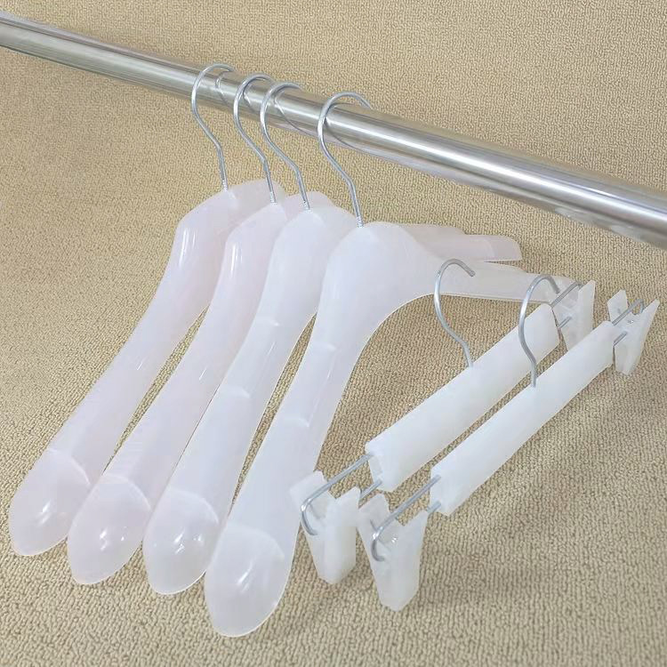 新しい材料のプラスチックハンガー滑り止め洋服店の服は乾湿両用家庭用物干しハンガーのたんすに収納されている|undefined