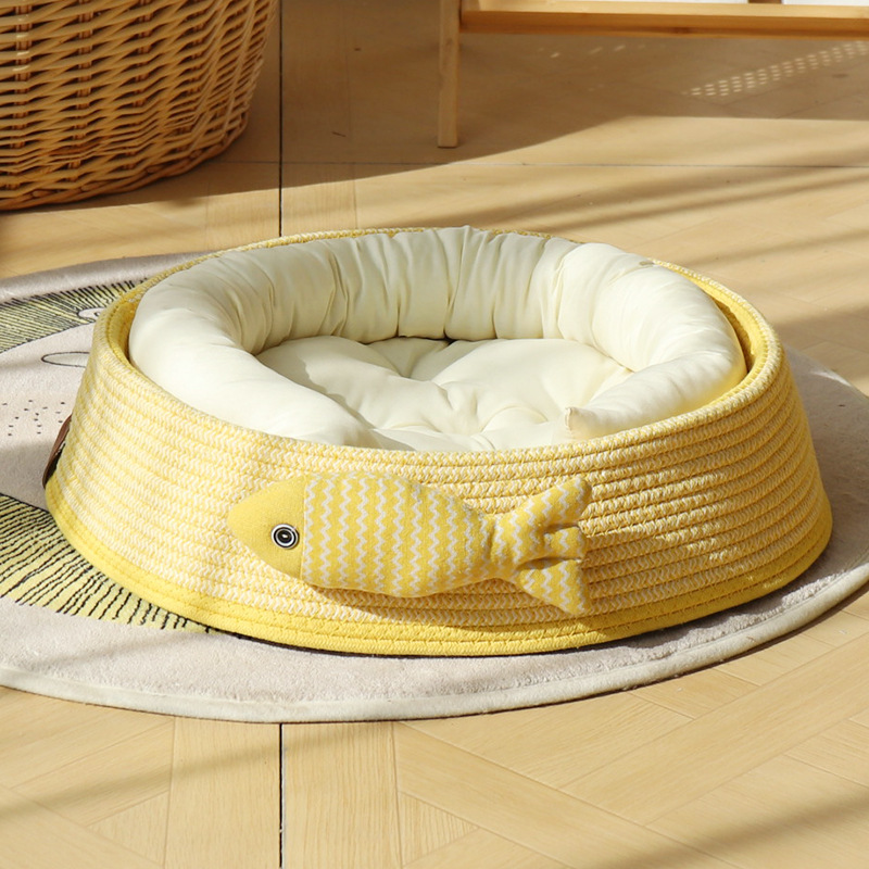 접힌 골판지 노란색 + 작은 물고기 + 흰색 면 패드 + 흰색 베개