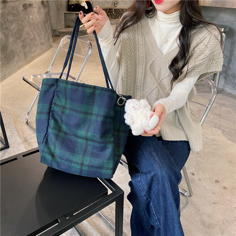 0981 Simple ins checkered woolen single-shoulder bag, hand-held cloth bag, student large-capacity shopping bag, laid-back style women's bag undefined