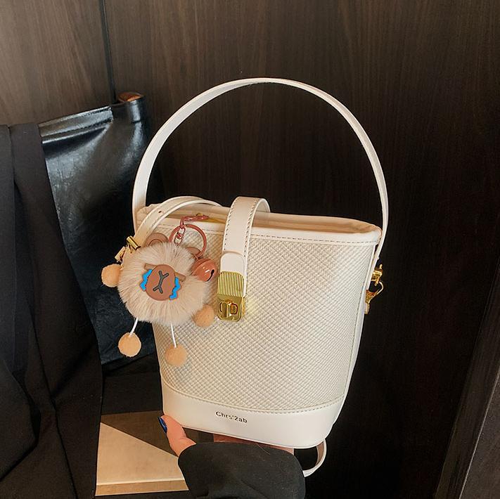 Bolso de mano de moda extranjera para mujeres 2025 nuevo bolso de cubo de agua super caliente transfronterizo nicho de diseño de alta sensación bolso de hombro