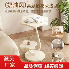 クリーム風客間にお茶の花の形のベランダの鉢植えの小さいテーブルを並べます。