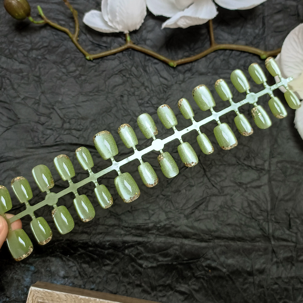 30 piezas de piezas de tiras cortas de arte de uñas, simple parche de uñas con lentejuelas doradas, armadura de vestir de ojo de gato suave hecha a mano