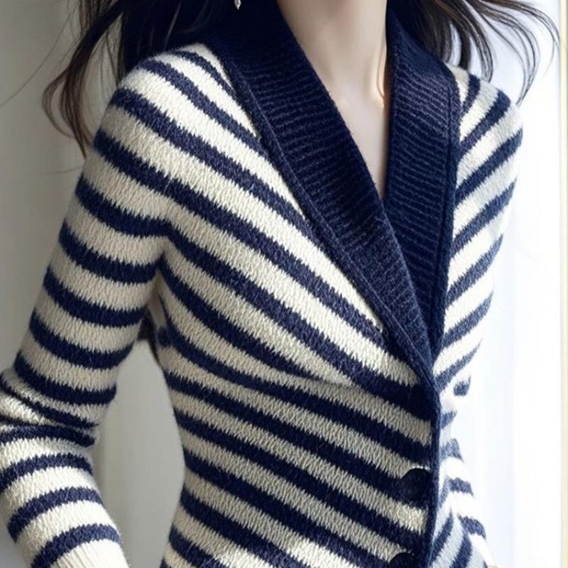 This Year's Popular Unique and Beautiful Blue Striped Sweater Can Be Worn with a Lazy and High-End Knitted Cardigan in Autumn and Winter