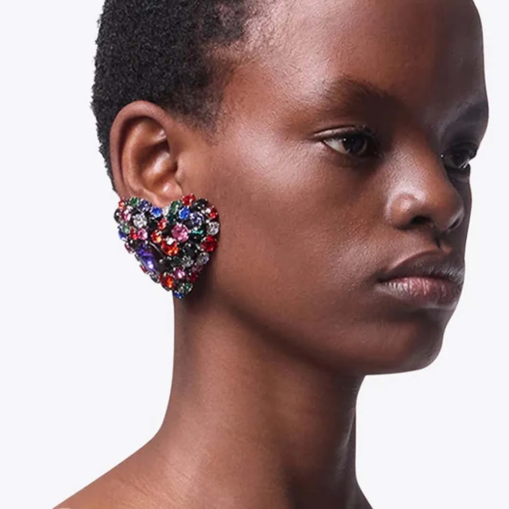 Europa y los Estados Unidos nuevos coloridos amor auriculares de moda diamante escenario completo de diamantes accesorios aretes de mujer