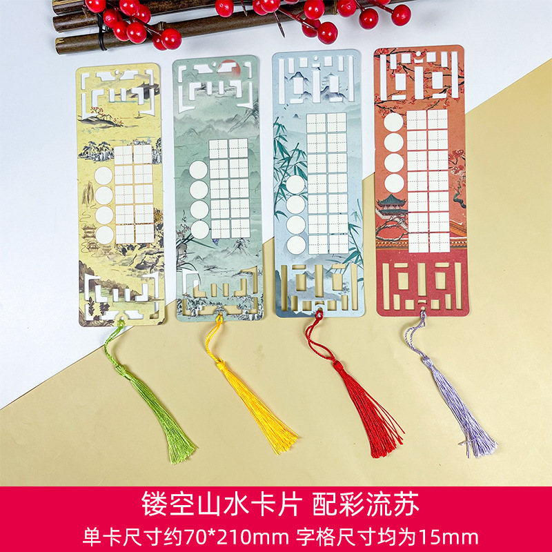 本香クラスの作品展示壁には小学生の硬筆書道紙が貼られています。|undefined
