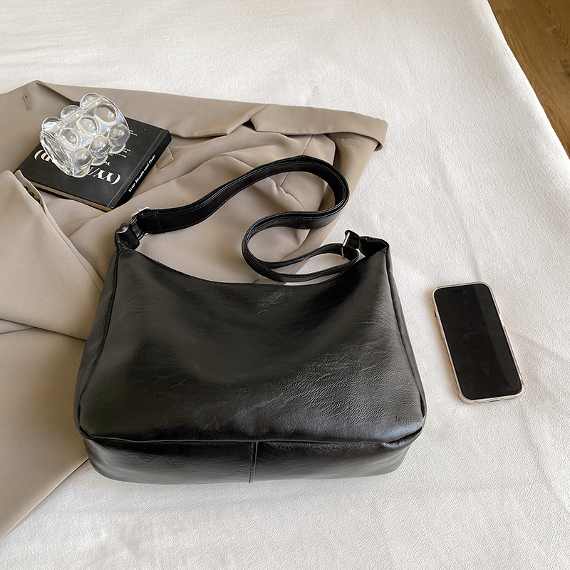 Bolsos de mujer de gran capacidad de invierno 2023 nuevo estilo urbano simple popular bolso de mensajero bolso de hombro de moda al por mayor